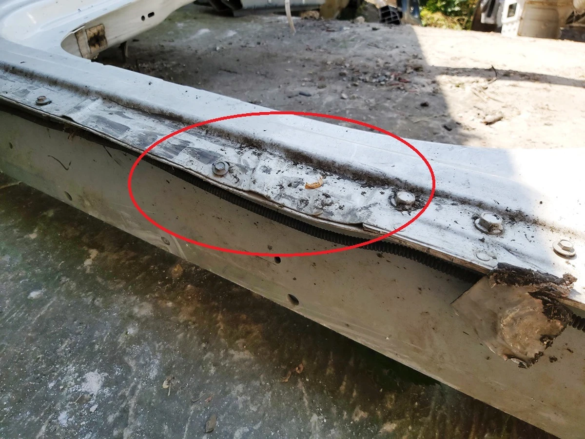 3 Кузовна панель (філя) стійок А/В ліва з ушкодженнями Tesla model X 1073192-S0-B