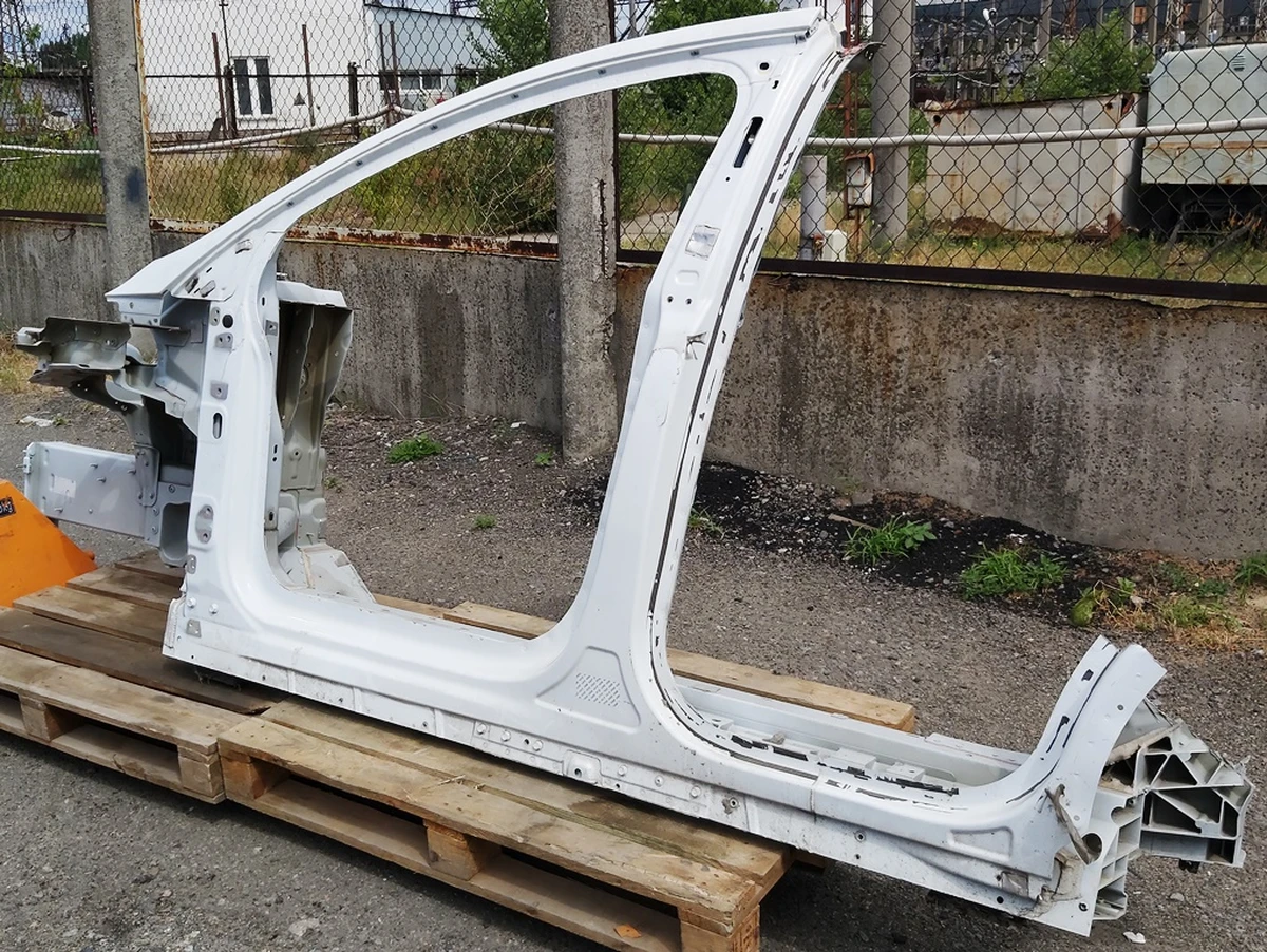 2 Кузов боковая часть левая A/B в сборе с лонжероном, стаканом и полкой крыла Tesla model X 1069415-S0-E