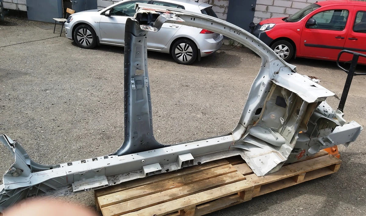 2 Кузов боковая часть левая A/B в сборе с лонжероном, стаканом и полкой крыла Tesla model X 1069415-S0-E