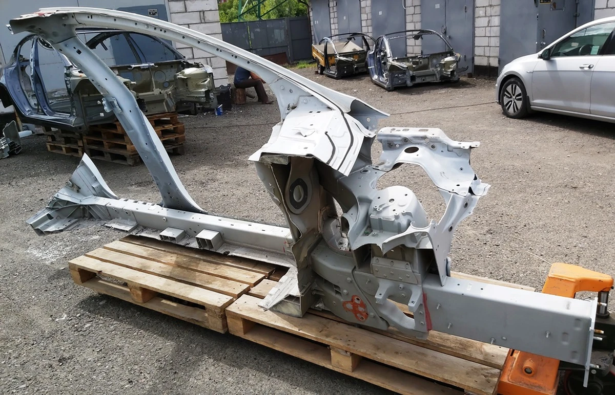 2 Кузов боковая часть левая A/B в сборе с лонжероном, стаканом и полкой крыла Tesla model X 1069415-S0-E