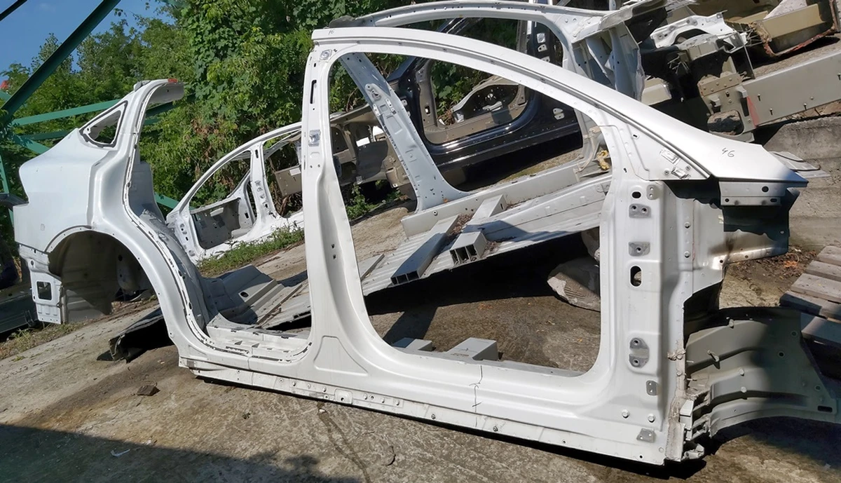 3 Кузов збоку права A/B/C Tesla model X 1073193-S0-B