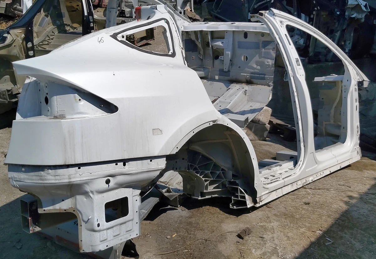 3 Кузов збоку права A/B/C Tesla model X 1073193-S0-B