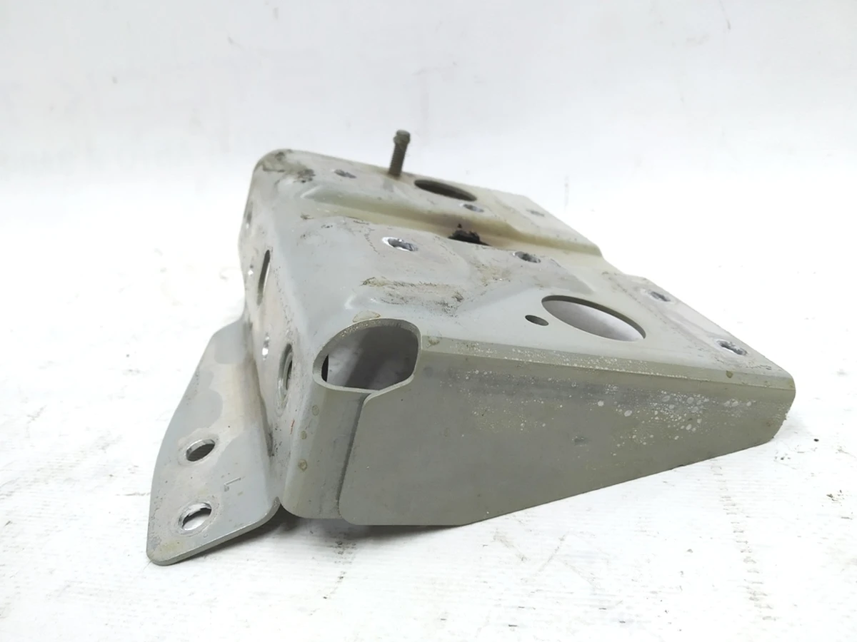 Кронштейн-підсилювач правий кузовний панелі стійки А Tesla model X 1073200-S0-B