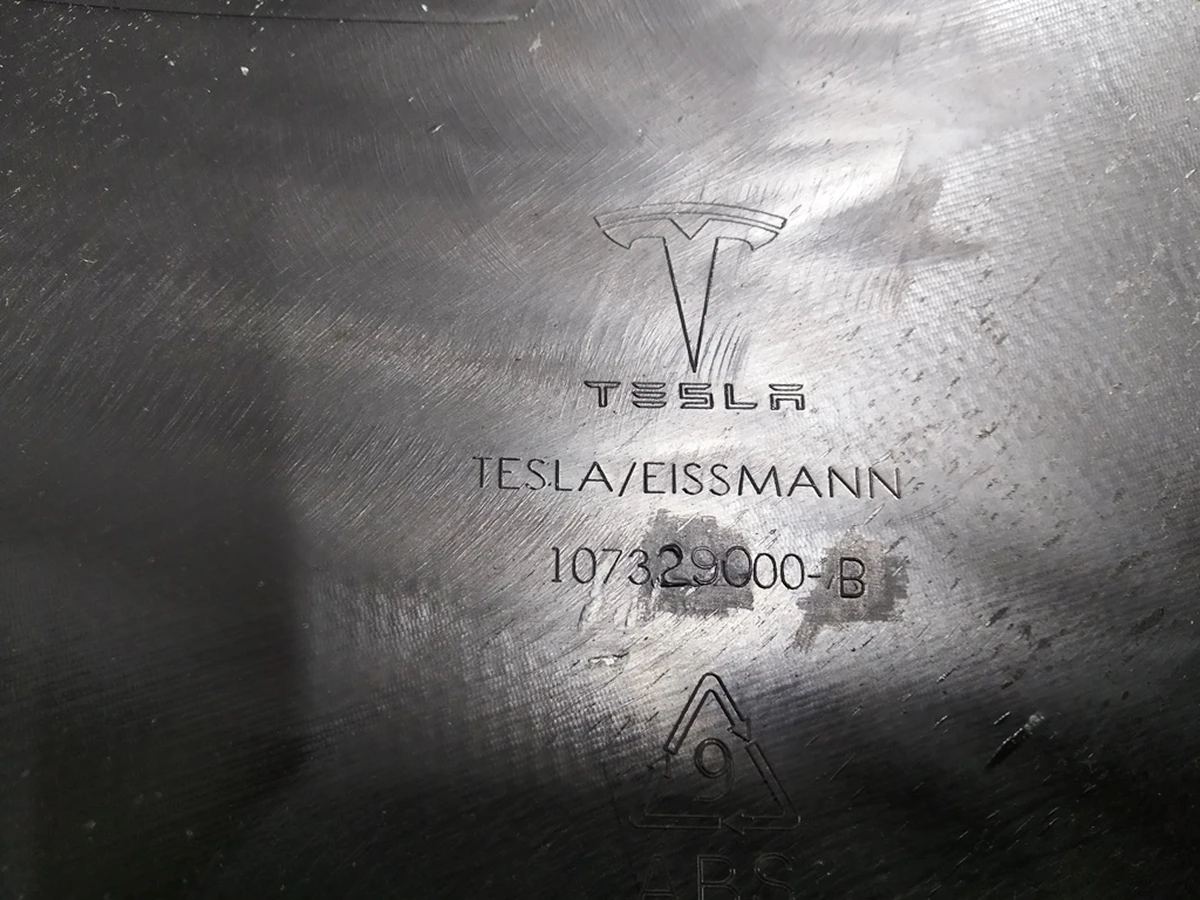 1 Облицювання стійки С права Tesla Model X 1073290-00-E