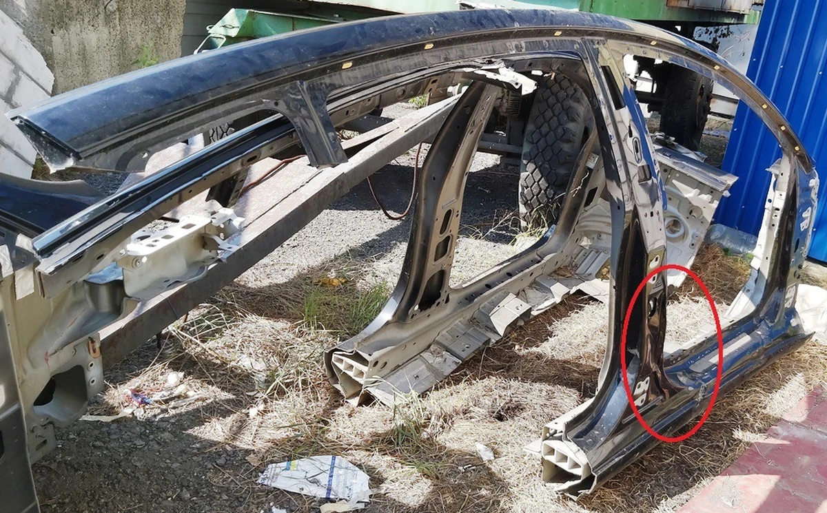 2 Кузовна панель стійок А/В права PBSB з пошкодженням Tesla model 3 1073674-S0-A