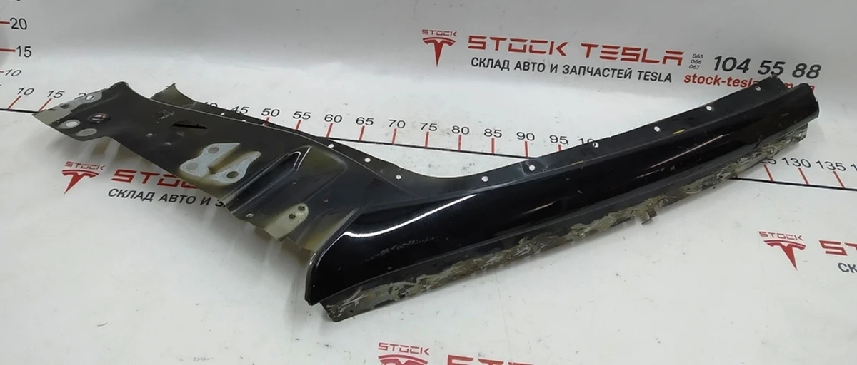 2 Чверть передня права стійка А (передня) зовнішня частина (фільонка) (дефект - обрізання) Tesla model 3 1073680-S0-A
