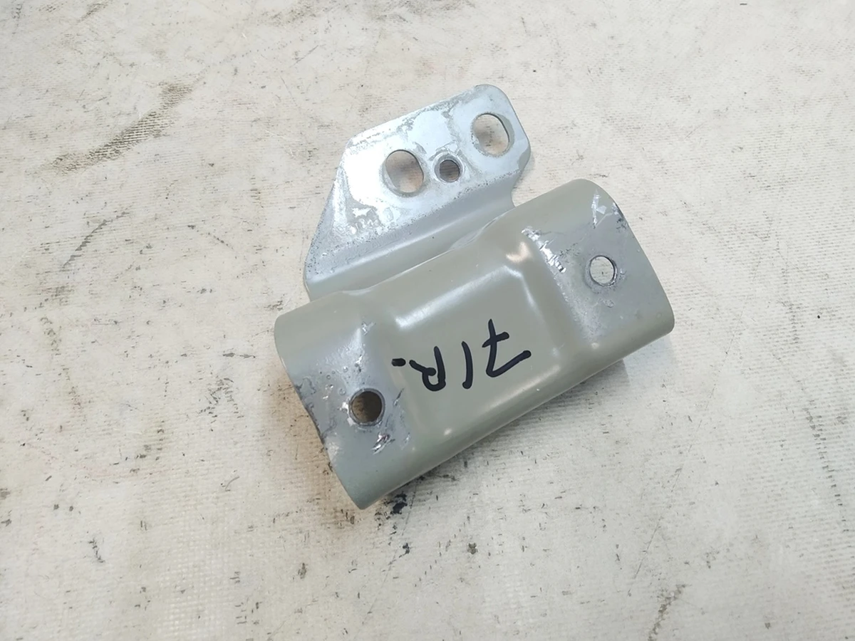 19 M3S FRT SUBFRAME MNT FRT INR RH Tesla model Y 1073812-S0-A