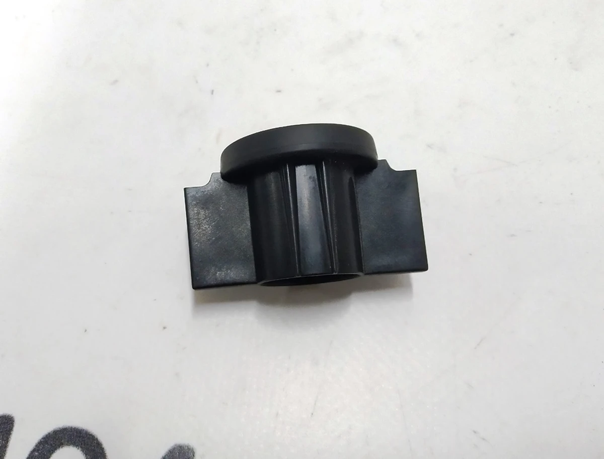 6 Кронштейн кріплення кнопки закриття дверей задньої лівої / правої Tesla model X 1074114-00-B