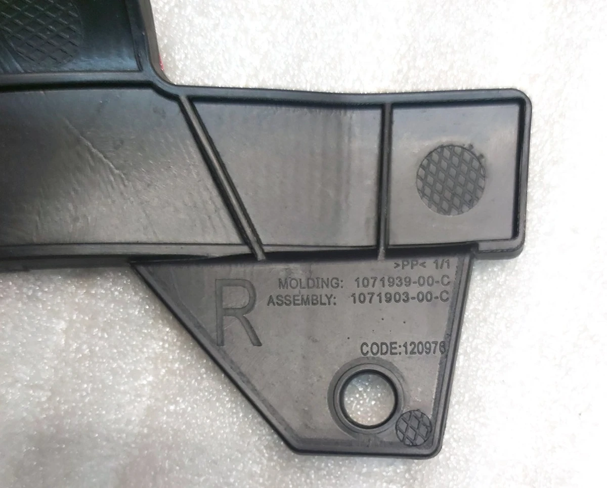 10 Кронштейн бампера переднього нижній правий Tesla model S REST 1074904-00-C