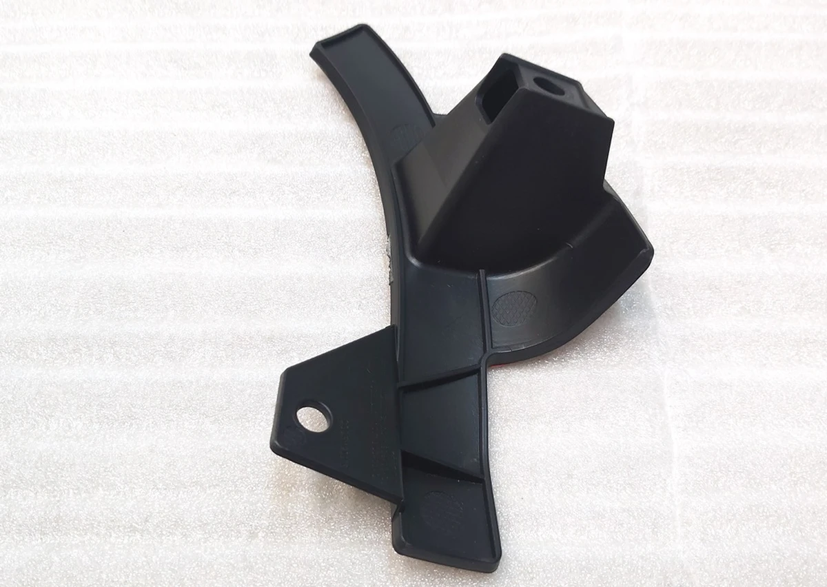 10 Кронштейн бампера переднього нижній правий Tesla model S REST 1074904-00-C