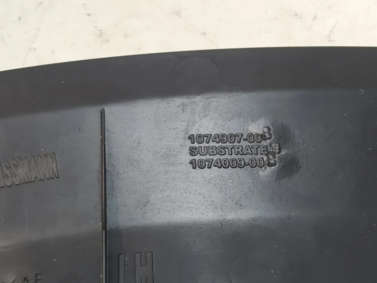 4 Накладка багажника внутрішня ліва пластик з пошкодженням Tesla model X 1074907-00-E