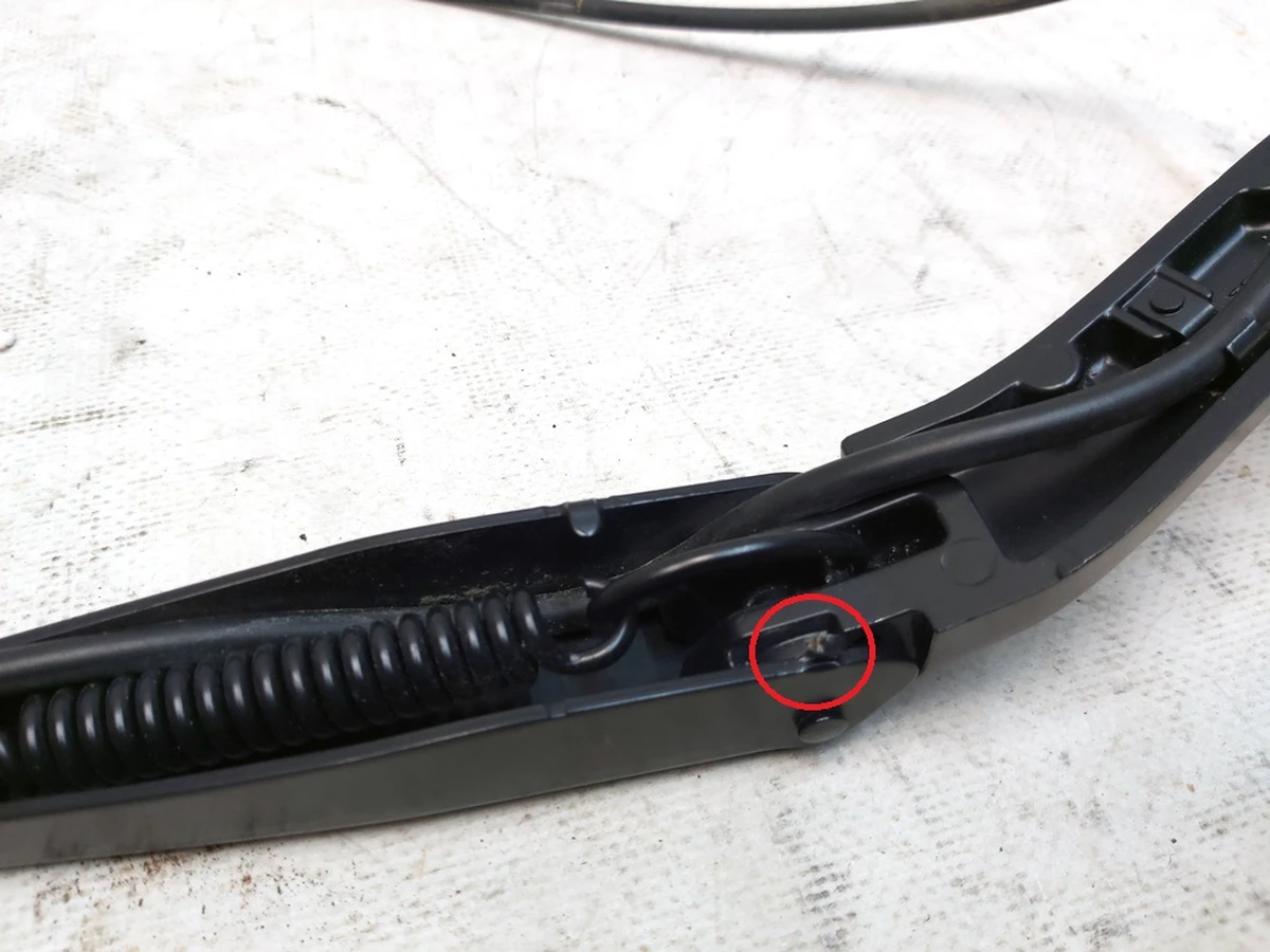 2 Рычаг стеклоочистителя левый с магистралью и форсункой в сборе с повреждением Tesla model 3 1076728-00-C