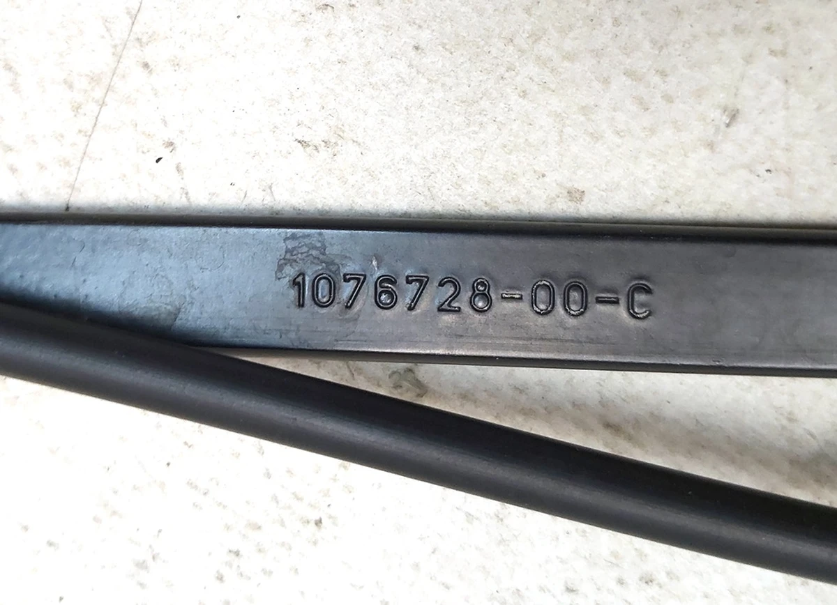 2 Рычаг стеклоочистителя левый с магистралью и форсункой в сборе с повреждением Tesla model 3 1076728-00-C