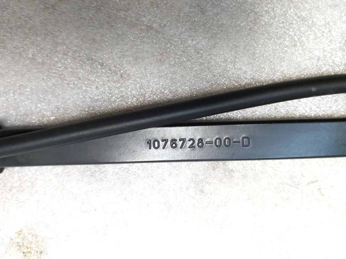 2 Важіль склоочисника лівий з магістраллю з пошкодженням Tesla model 3 1076728-00-C