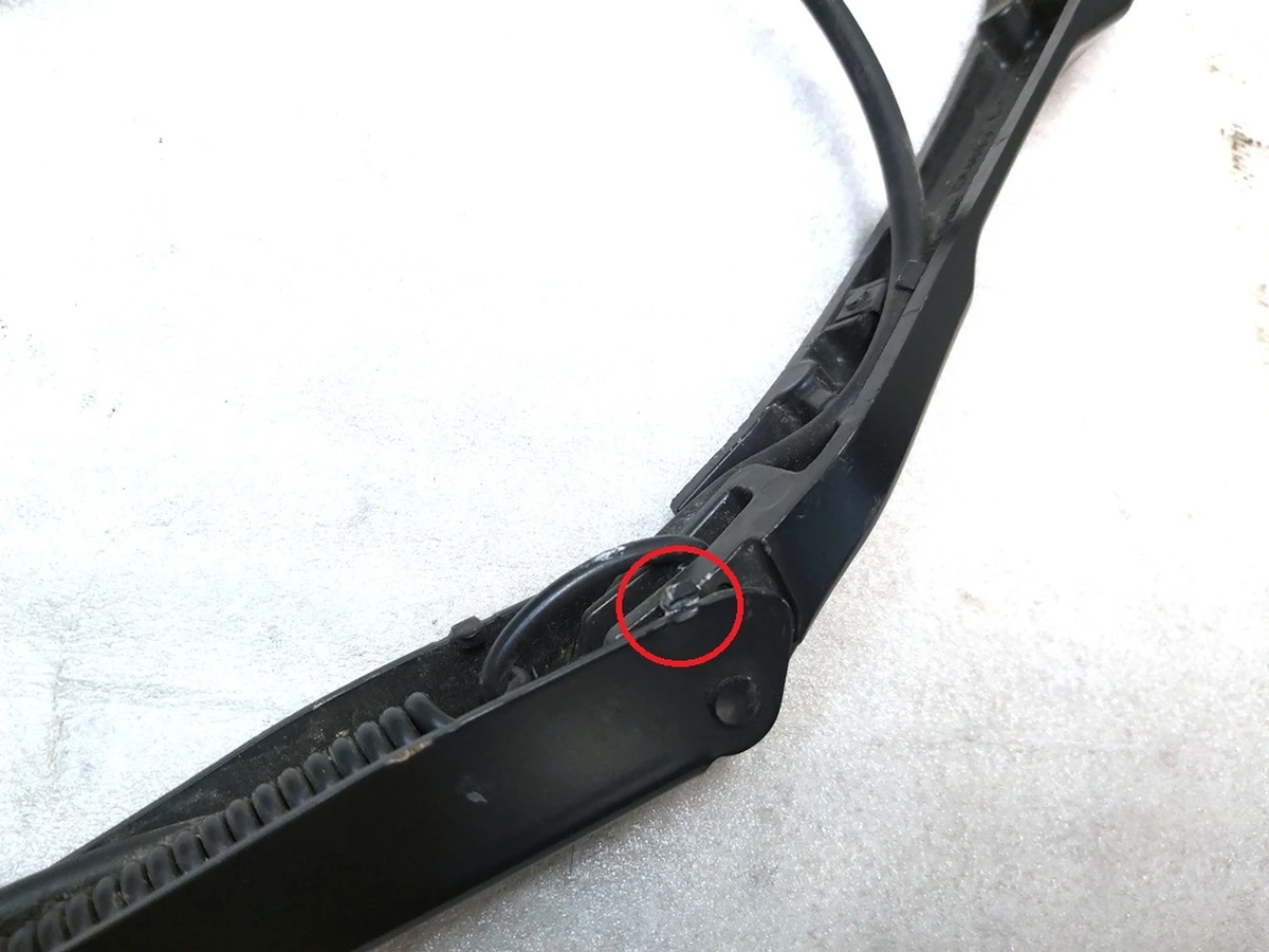 2 Важіль склоочисника лівий з магістраллю з пошкодженням Tesla model 3 1076728-00-C