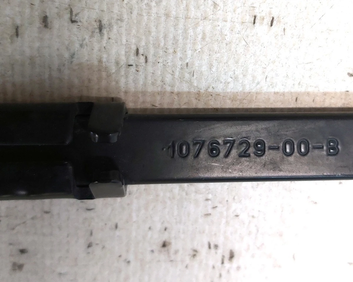 3 Важіль склоочисника правий з магістраллю з пошкодженням Tesla model 3 1076729-00-B