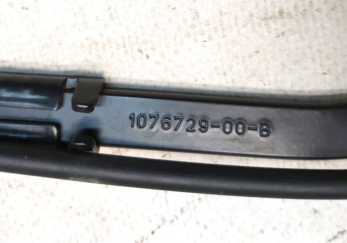 3 Wiper Arm Right with damage Tesla model 3 1076729-00-B