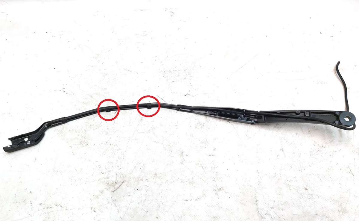 3 Wiper Arm Right with damage Tesla model 3 1076729-00-B