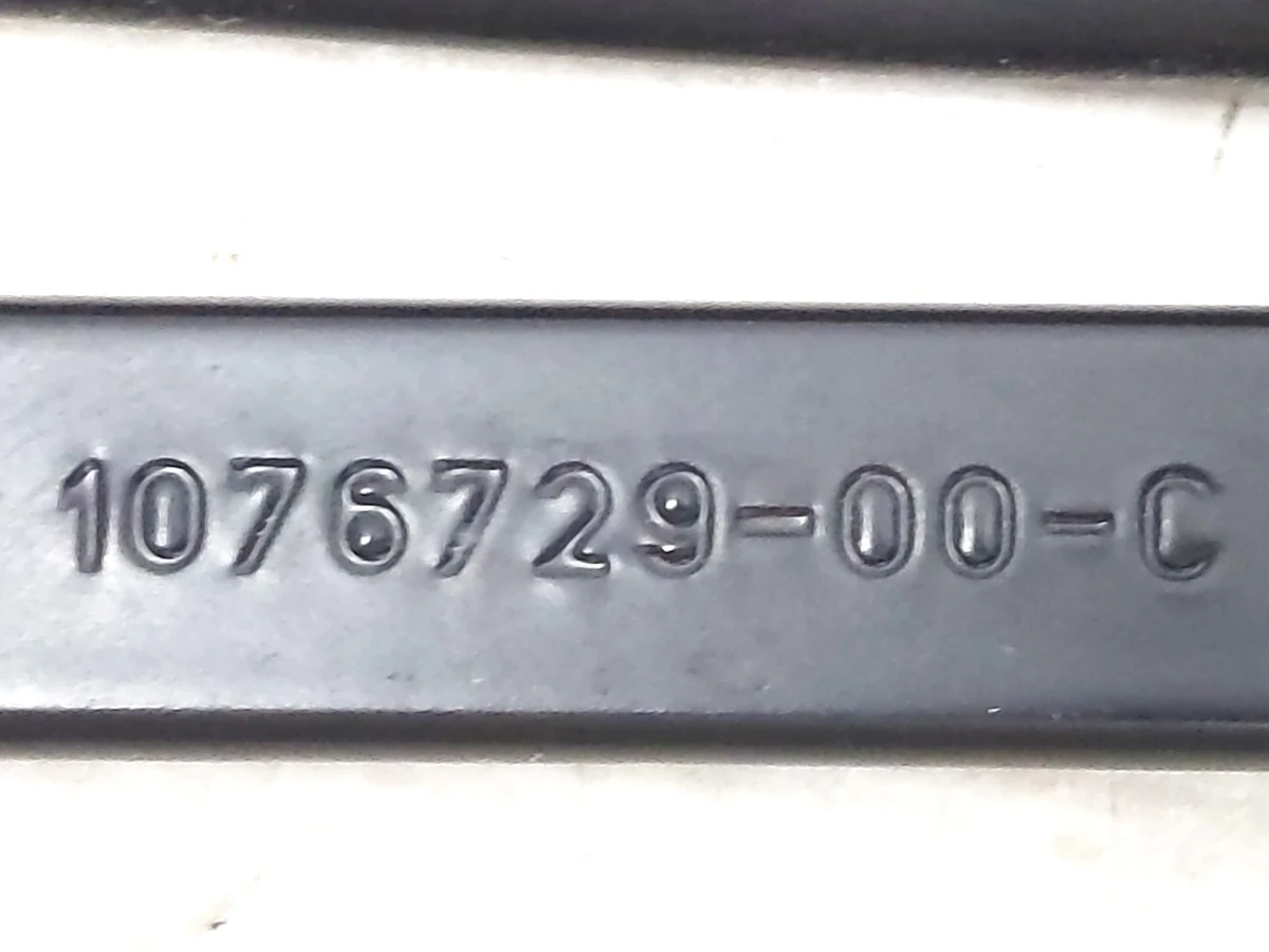 3 Важіль склоочисника правий з магістраллю та форсункою у зборі Tesla model 3 1076729-00-C