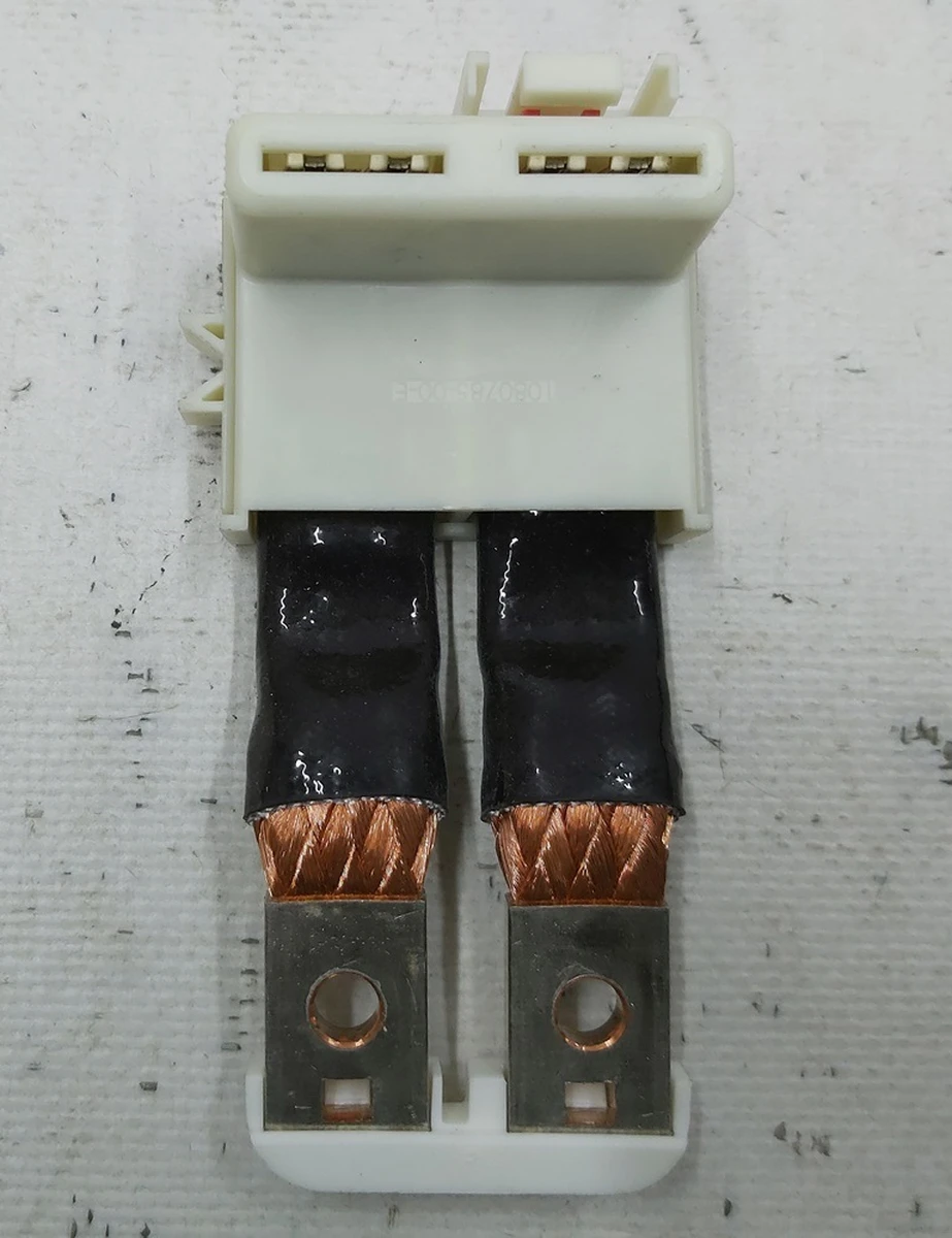 20 Роз'єм 12 V основної батареї Tesla model 3 1077114-10-E