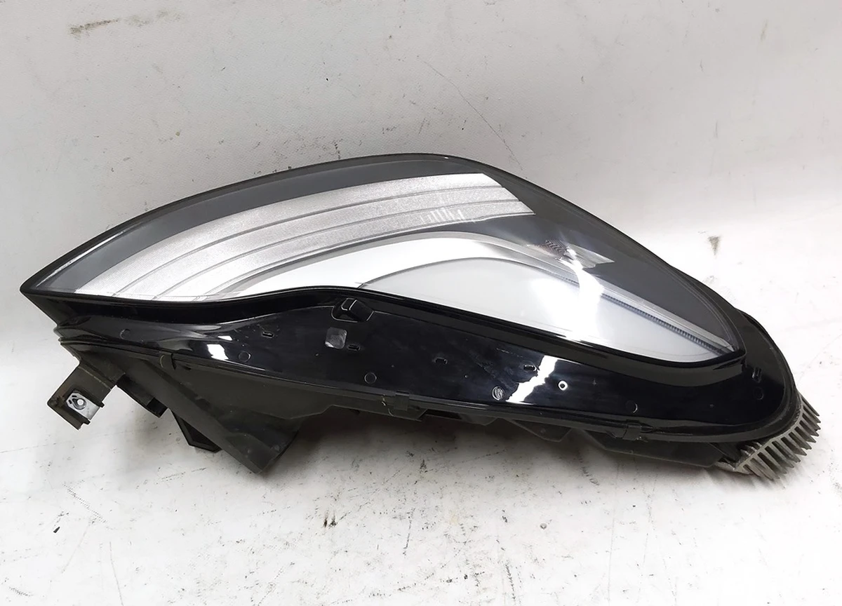 2 Фара головна права UP LEVEL (USA) Tesla model 3, model Y 1077372-00-K