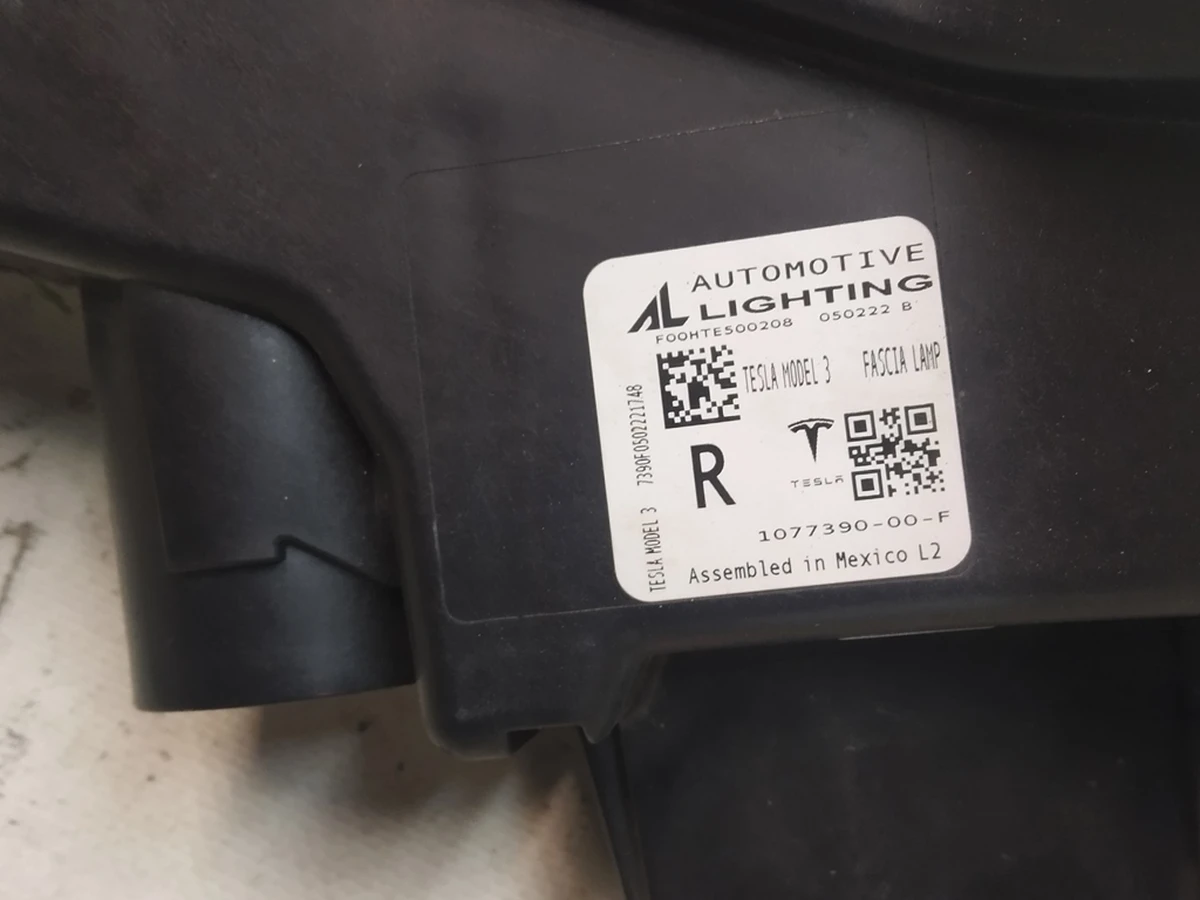 2 Фара противотуманная правая SAE BASE пустая (повреждение) Tesla Model 3 1077390-00-F