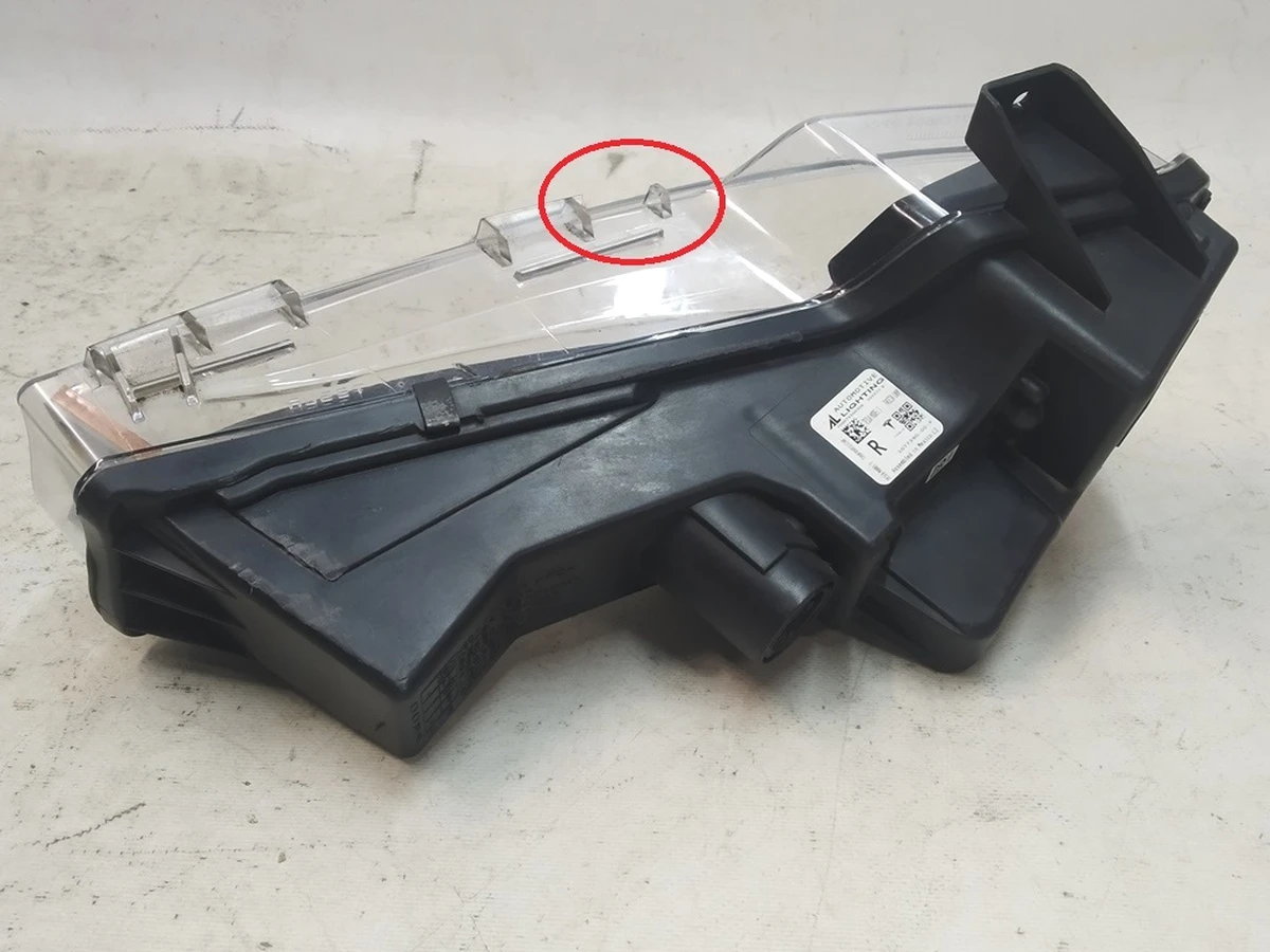 2 Фара противотуманная правая SAE BASE пустая (повреждение) Tesla Model 3 1077390-00-F