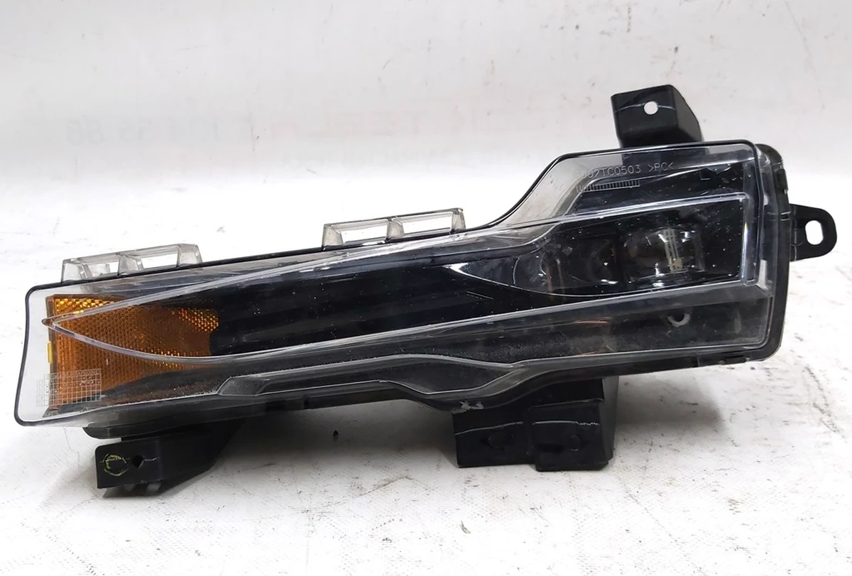 1 Фара протитуманна ліва (повна) UP-LEVEL з пошкодженням Tesla model 3 1077391-00-F