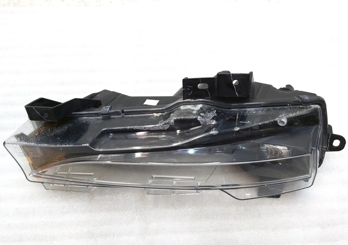 2 Фара протитуманна права (повна) UP-LEVEL зі слідами затоплення Tesla model 3 1077392-00-E