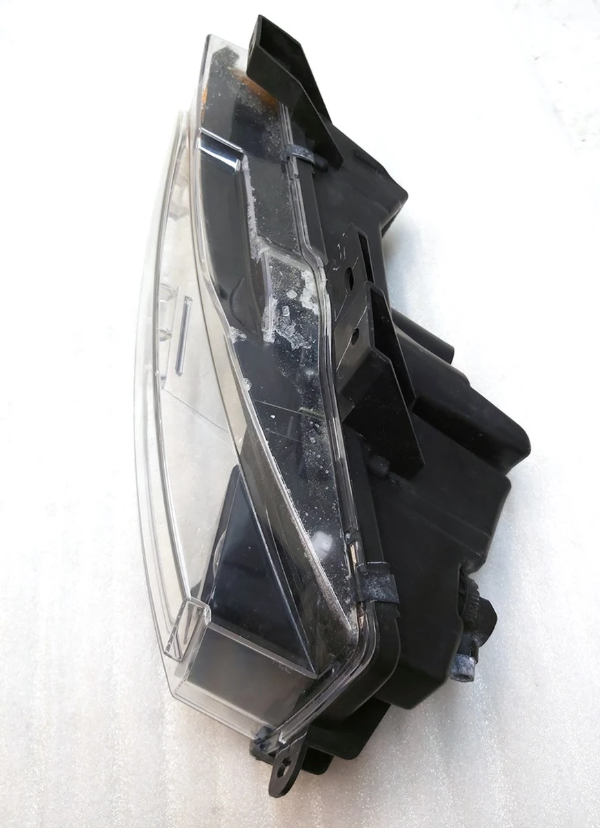 2 Фара протитуманна права (повна) UP-LEVEL зі слідами затоплення Tesla model 3 1077392-00-E