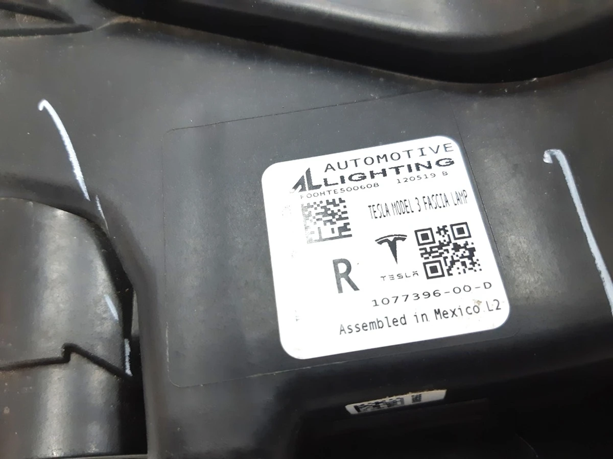2 Фара протитуманна права (повна) ECE UP-LEVEL із пошкодженням EU Tesla model 3 1077396-00-D