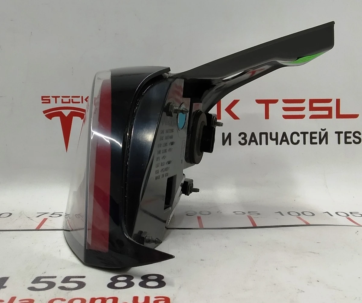 2 Ліхтар правий зовнішній (USA) 3 pin Tesla model 3, model Y 1077398-00-F