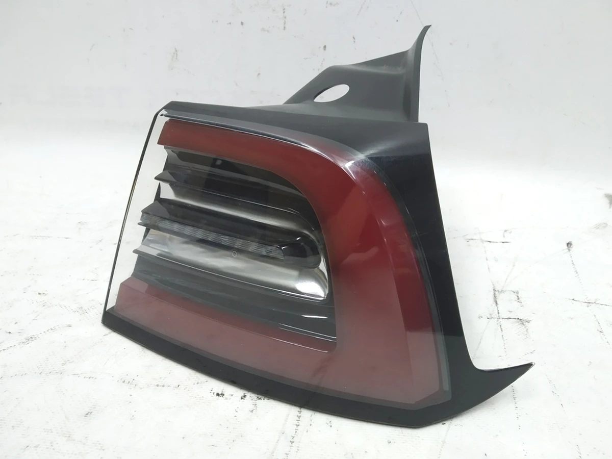 2 Right outside lamp (USA) 3 pin Tesla model 3, model Y 1077398-00-F