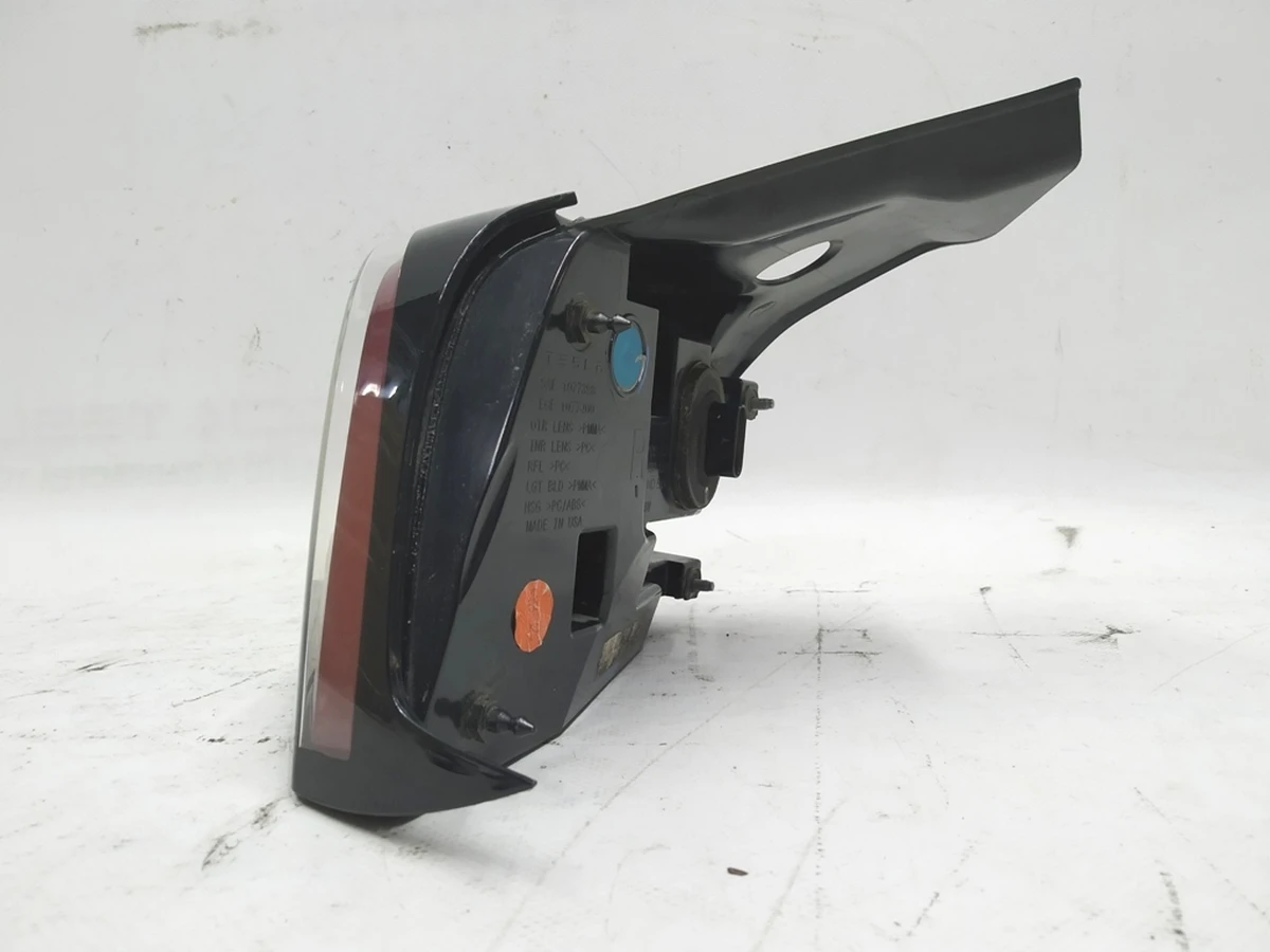 2 Right outside lamp (USA) 3 pin Tesla model 3, model Y 1077398-00-F