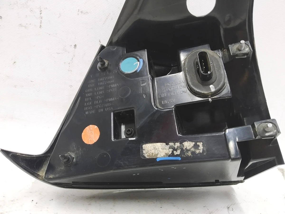 2 Right outside lamp (USA) 3 pin Tesla model 3, model Y 1077398-00-F