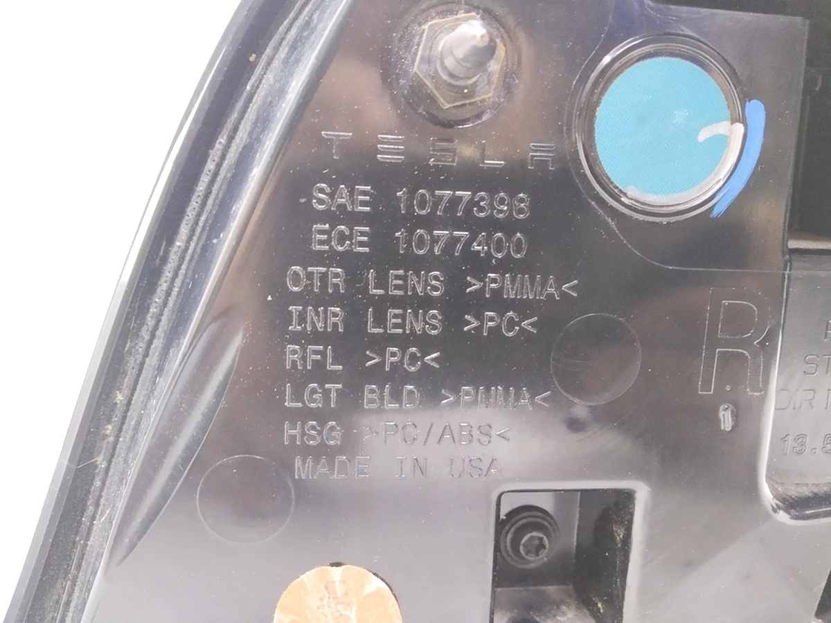 2 Right outside lamp (USA) 3 pin Tesla model 3, model Y 1077398-00-F