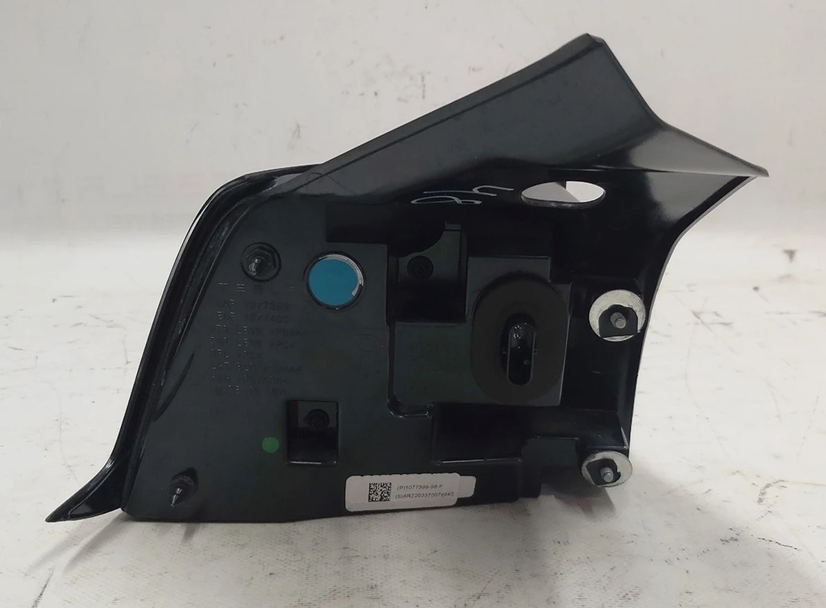 2 Фонарь правый наружный (USA) Tesla model 3, model Y 1077398-00-F
