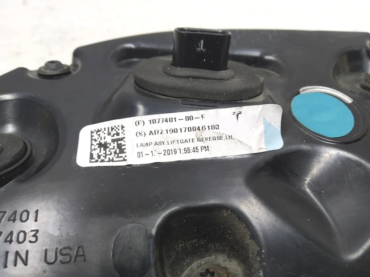 3 Фонарь левый внутрений 3 pin Tesla MODEL 3 (USA), MODEL Y (GLOBAL) 1077401-00-F