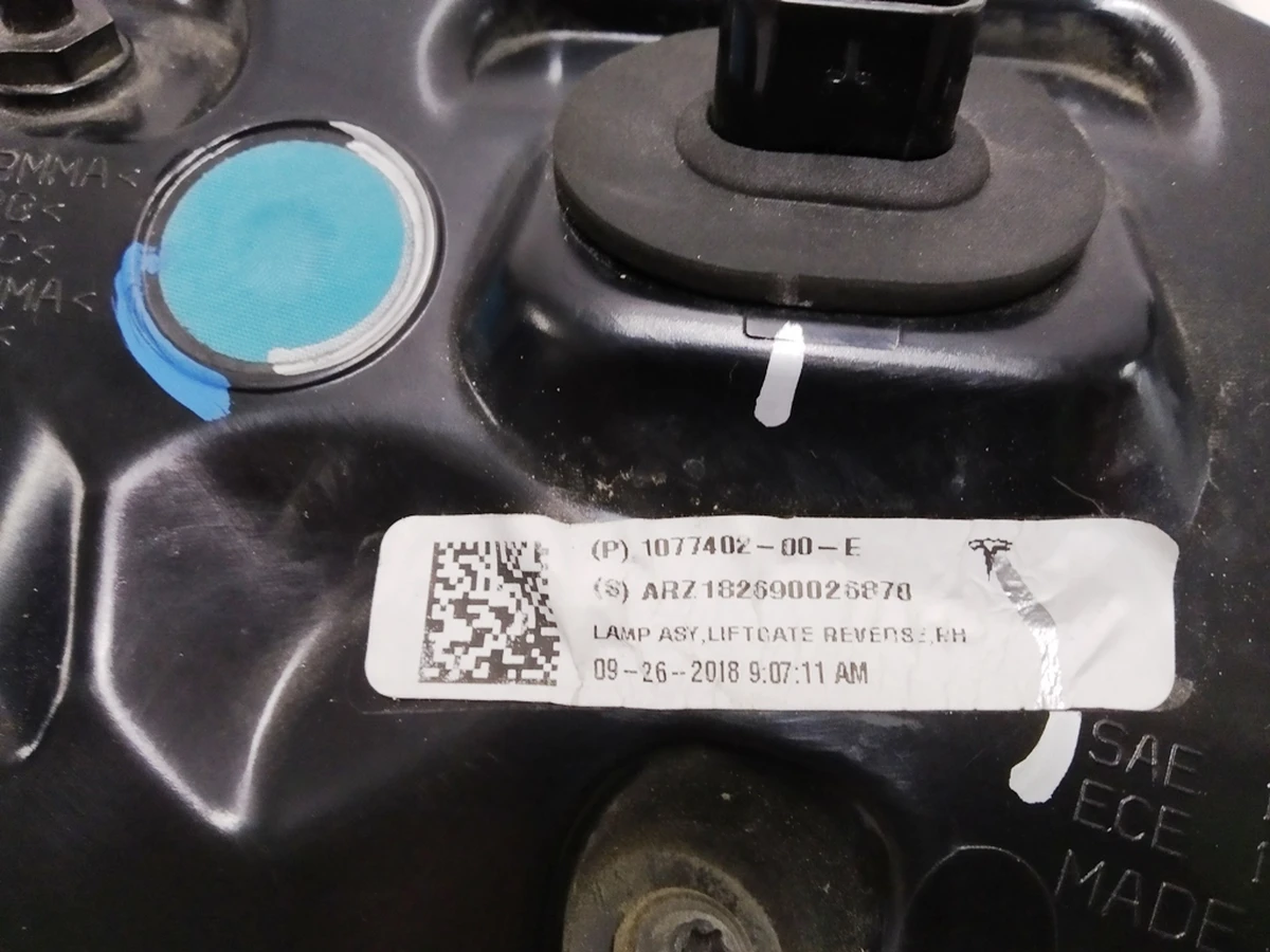 4 Ліхтар правий внутрішній 3 pin Tesla MODEL 3 (GLOBAL), MODEL Y (USA) 1077402-00-G