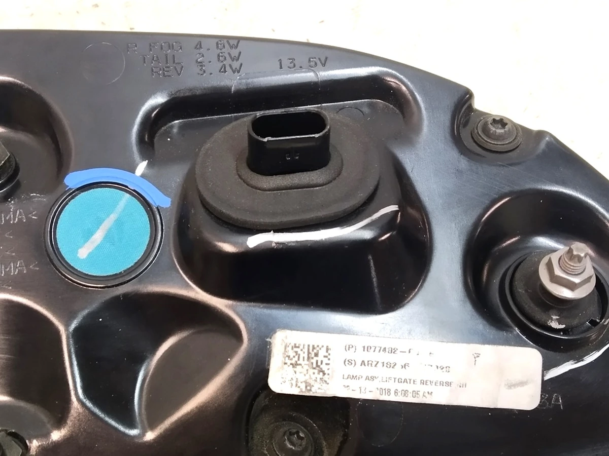4 TAIL LAMP ASSEMBLY - LIFTGATE - TRUNK SAE - RIGHT HAND 3 pin Tesla MODEL 3 (GLOBAL), MODEL Y (USA) 1077402-00-G