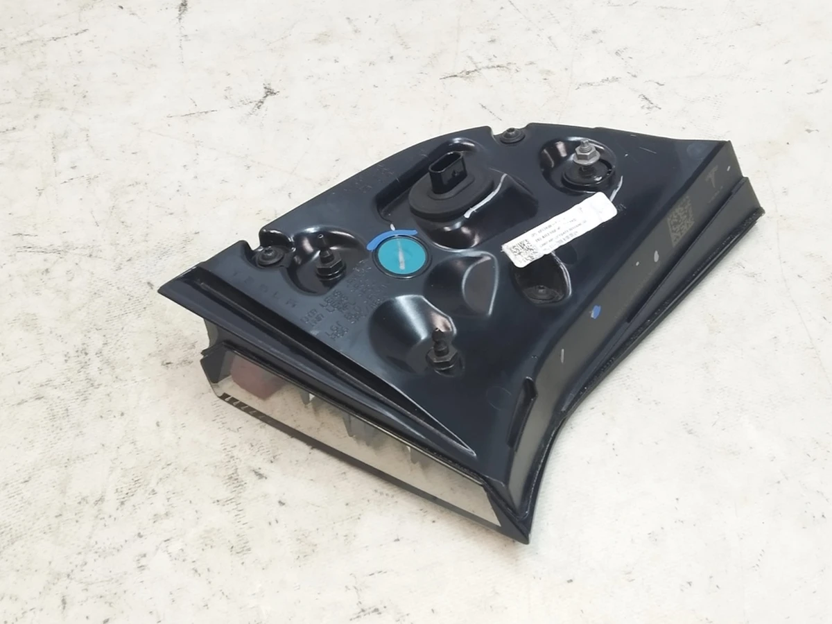4 TAIL LAMP ASSEMBLY - LIFTGATE - TRUNK SAE - RIGHT HAND 3 pin Tesla MODEL 3 (GLOBAL), MODEL Y (USA) 1077402-00-G