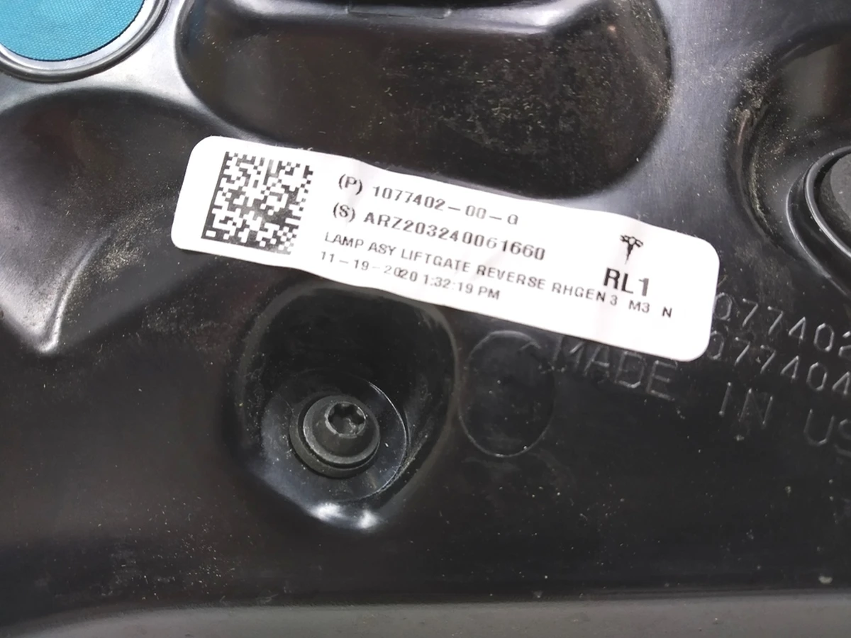 4 TAIL LAMP ASSEMBLY - LIFTGATE - TRUNK SAE - RIGHT HAND 3 pin Tesla MODEL 3 (GLOBAL), MODEL Y (USA) 1077402-00-G