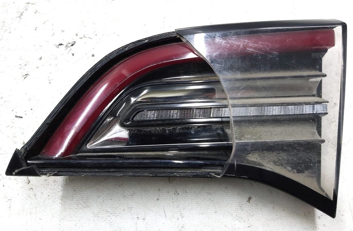 Фонарь правый внутрений 3 pin Tesla MODEL 3 (GLOBAL), MODEL Y (USA) 1077402-00-G