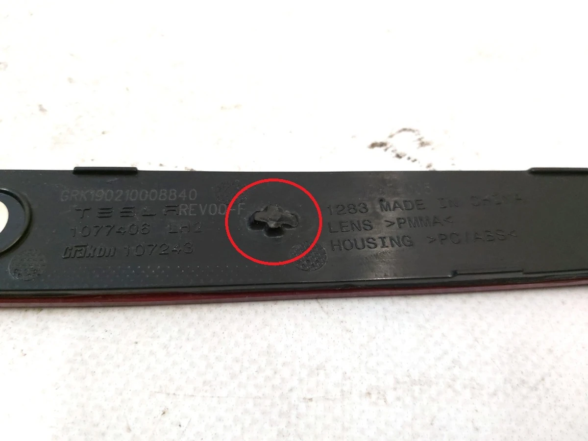 6 Відбивач заднього бампера лівий пасивний Tesla Model 3 1077406-00-F