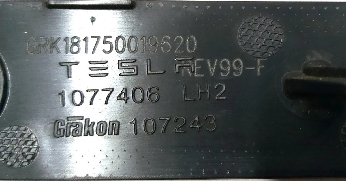 6 Відбивач заднього бампера лівий пасивний Tesla model 3 1077406-00-F