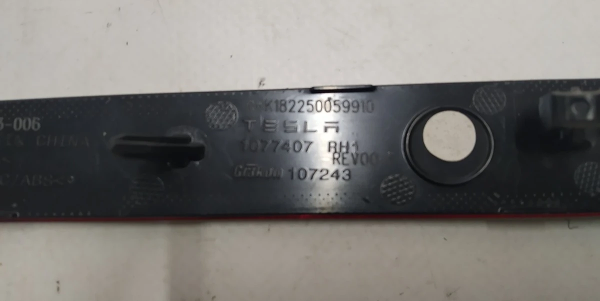 7 Отражатель заднего бампера правый пассивный NEW Tesla model 3 1077407-00-F
