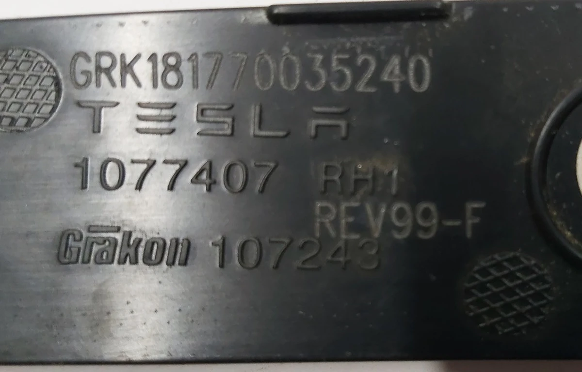 7 Відбивач заднього бампера правий пасивний Tesla model 3 1077407-00-F