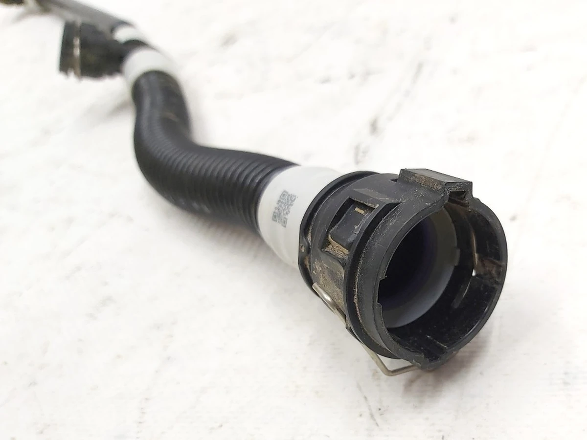 1 Патрубок системы охлаждения основной батареи правый RWD AWD Tesla model 3, model Y 1077576-00-E