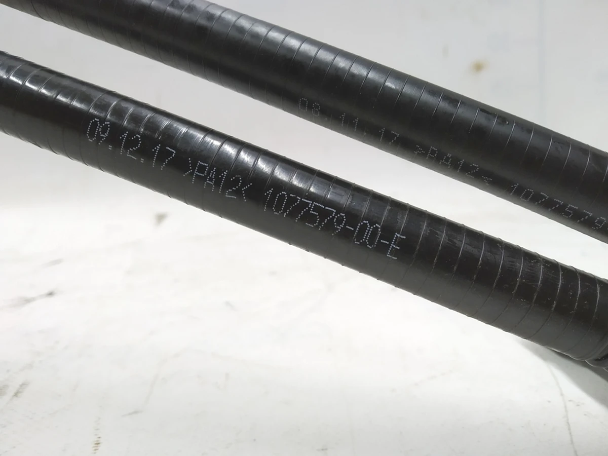 10 Патрубок системи охолодження теплообмінник (Chiller)-батарея (RWD) Tesla model 3 1077579-00-E