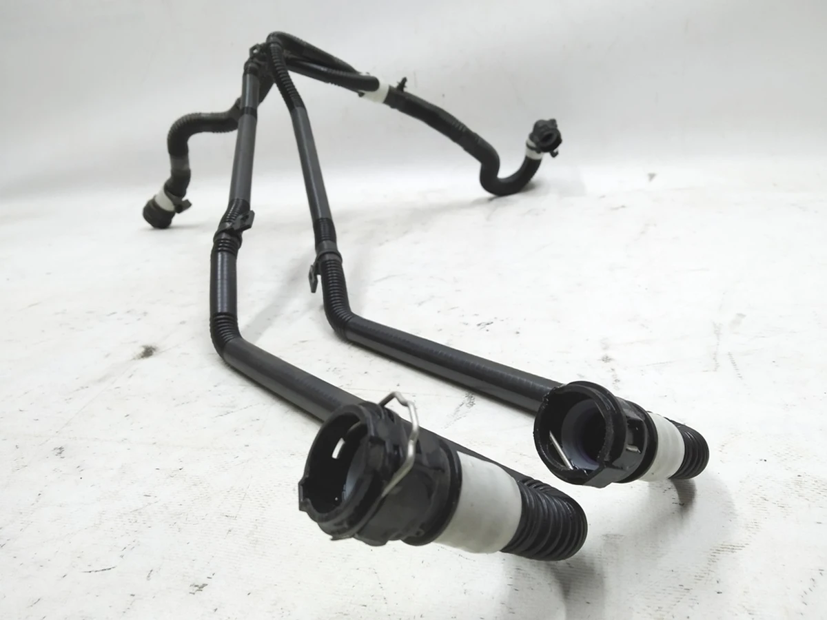 10 Патрубок системи охолодження теплообмінник (Chiller)-батарея (RWD) Tesla model 3 1077579-00-E